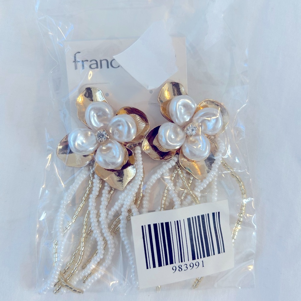 NWT Francesca’s Alia Pearl Metal Flower Dangle Earrings (Unopened)